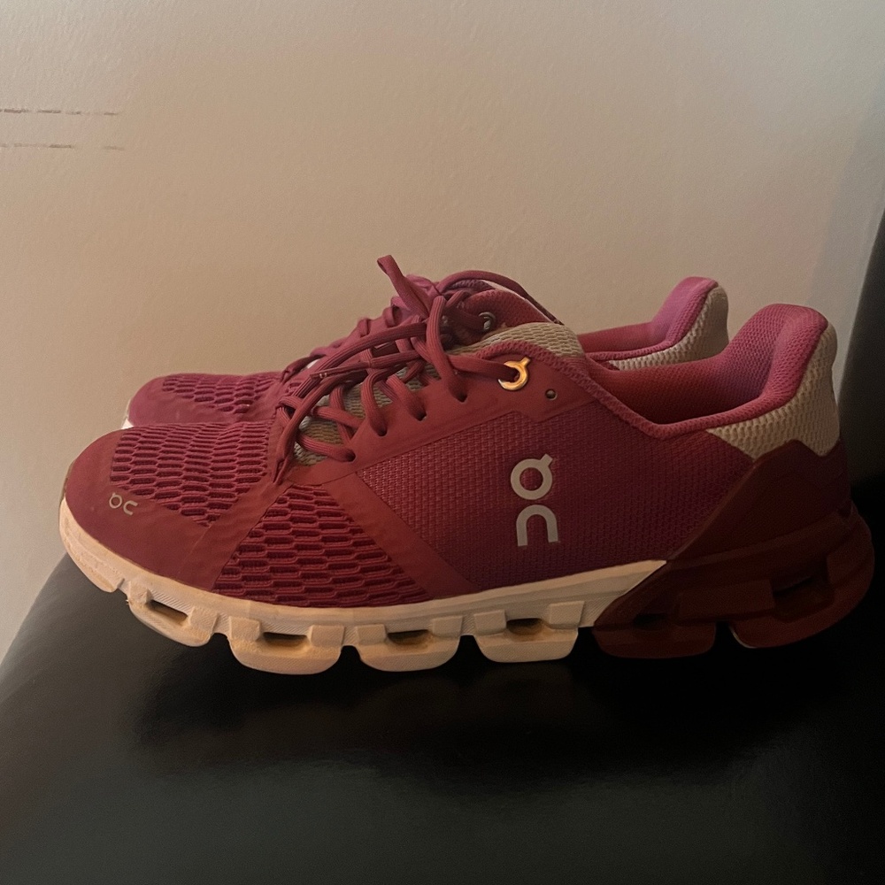 On Running Cloudflyer in Magenta/Mulberry Women’s size 8